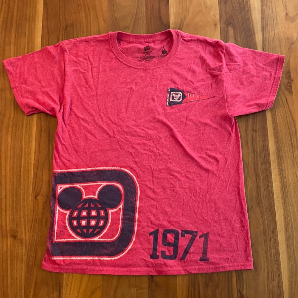 Disney 1971 red crew neck t-shirt size Medium